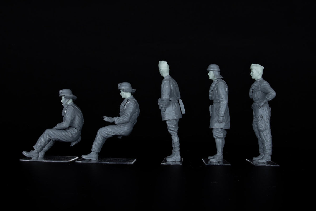 MiniArt 1/35 Military - Italian Tank Crew with Resin Heads - 35500