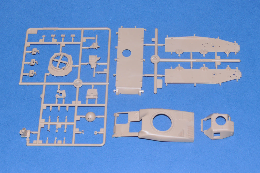 Hobby Boss 1/35 French Renault R35 Light Infantry Tank model kit 83806, image 6