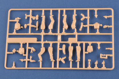 Hobby Boss 1/35 German Self Propelled Gun Crew model kit 84402, image 3
