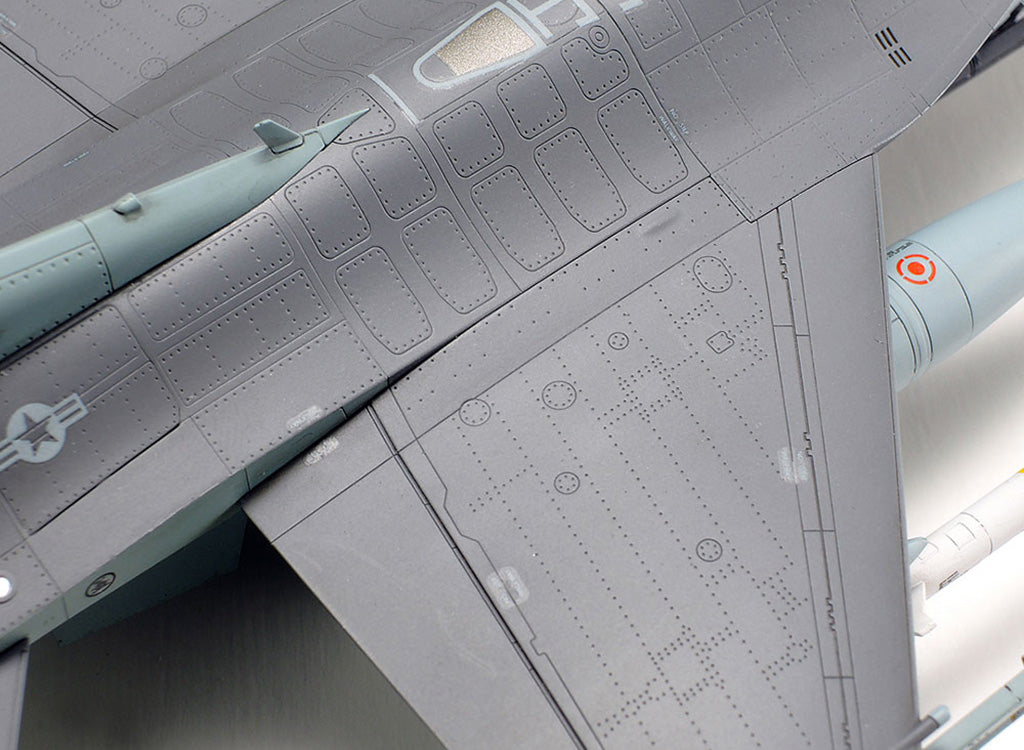 Tamiya 1/72 Aircraft - 1/72 F-16CJ Block 50 Fighting Falcon with Full Equipment - 60788