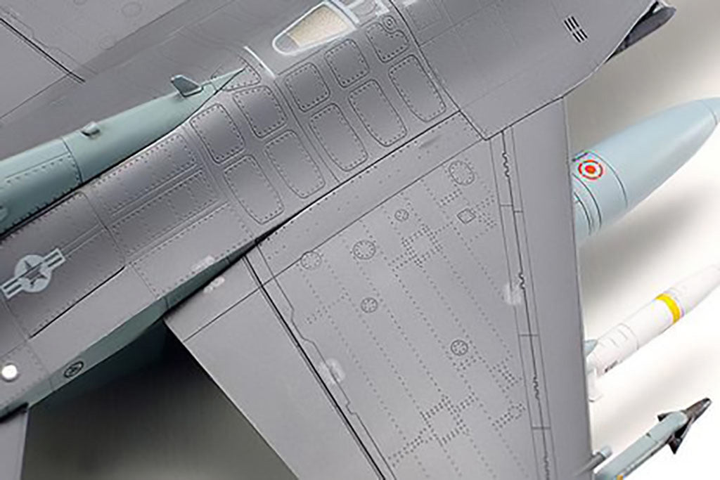 Tamiya 1/72 Aircraft - 1/72 F-16CJ Block 50 Fighting Falcon with Full Equipment - 60788