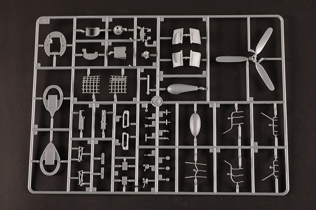 Hobby Boss 1/48 F4U-1A/2 Corsair 2 in 1 model kit 81788, image 17