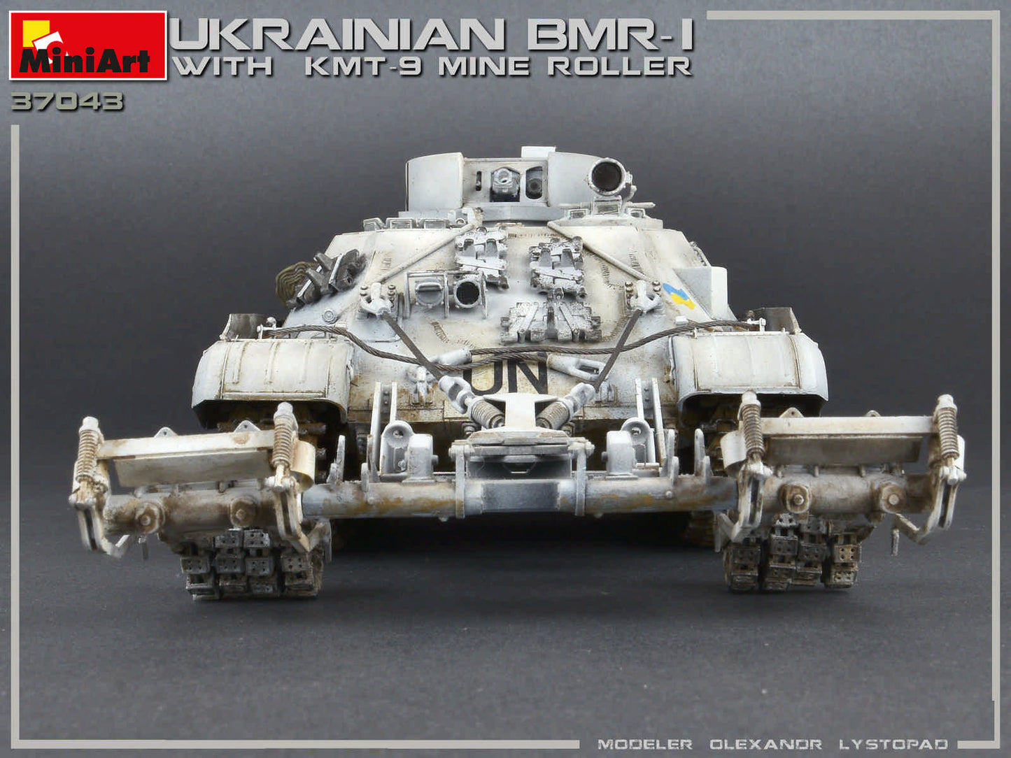 1/35 MiniArt - Ukranian BMR-1 w/KMT-9 37043
