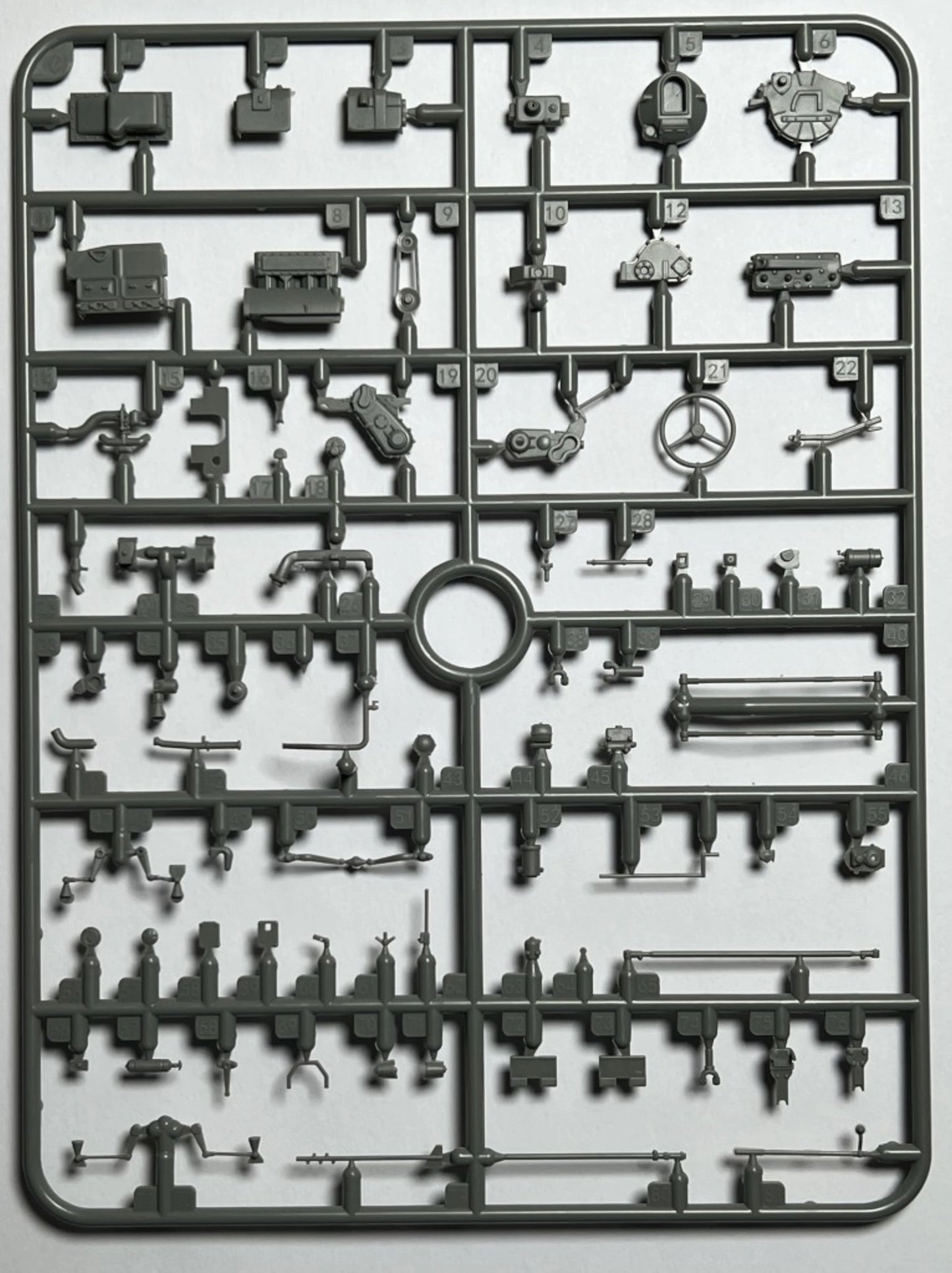 1/35 Thunder Model -  Morris Bofors C9/B Late British WWII Gun Truck