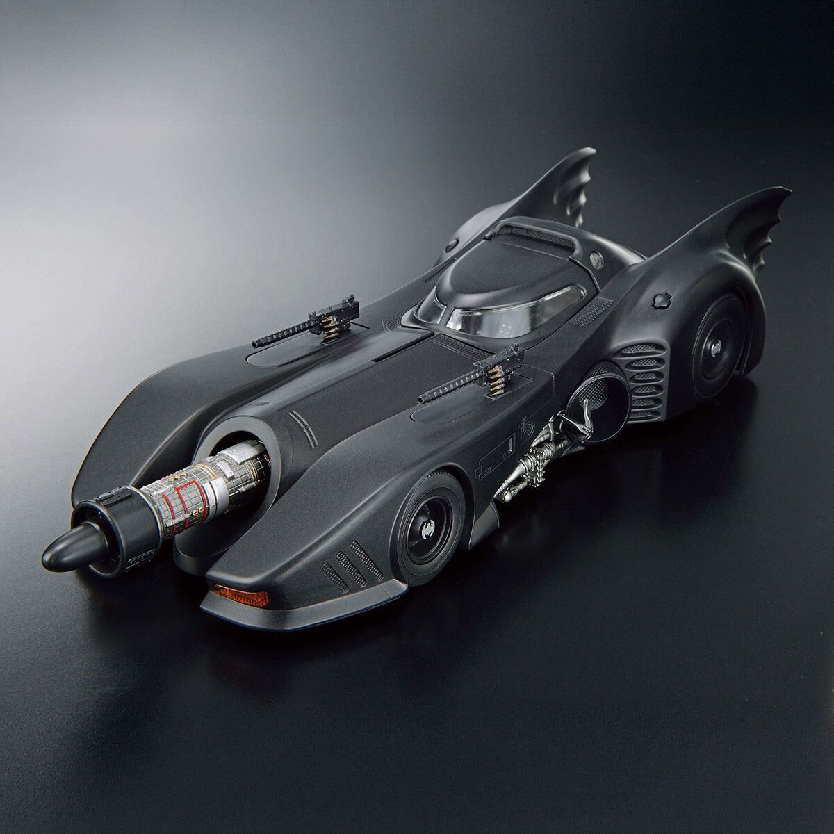 Bandai 1/35 Batmobile Batman Version MK62185 -- box art