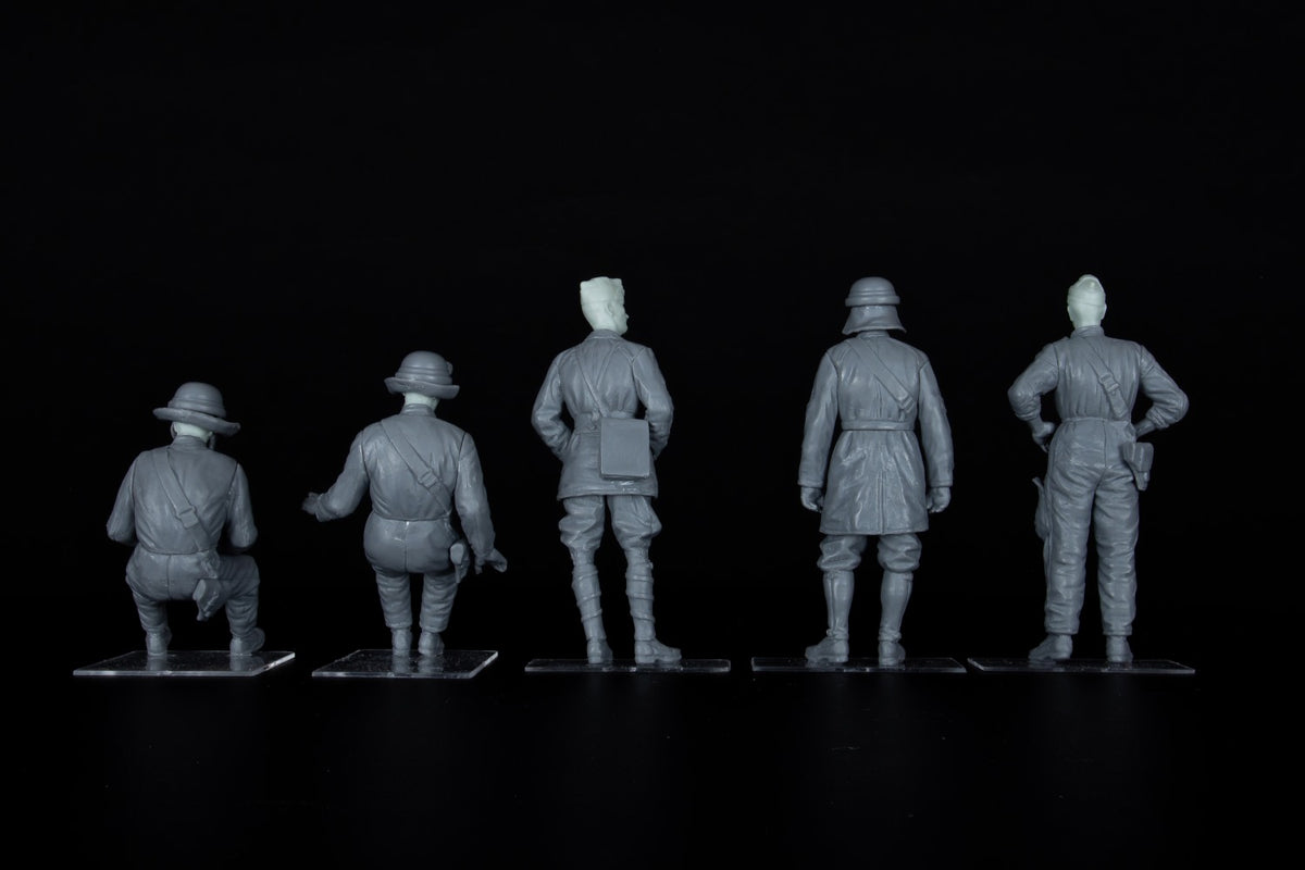 MiniArt 1/35 Military - Italian Tank Crew with Resin Heads - 35500