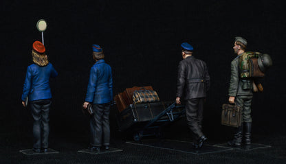 MiniArt 1/35 Military - German Train Station Staff 1930-40's - 38010