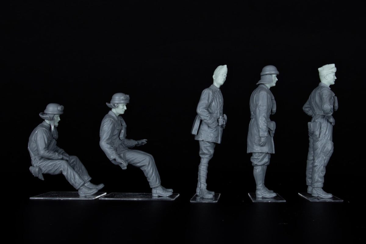 MiniArt 1/35 Military - Italian Tank Crew with Resin Heads - 35500