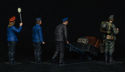MiniArt 1/35 Military - German Train Station Staff 1930-40's - 38010