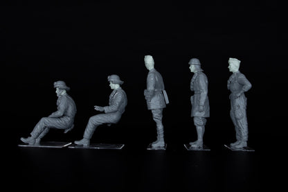 MiniArt 1/35 Military - Italian Tank Crew with Resin Heads - 35500