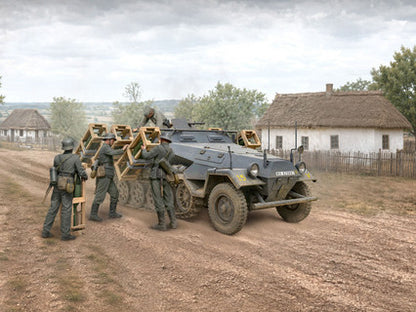 ICM Sd.Kfz. 251/1 Stuka zu Fuß with 3 Crew Figures - ICM35108 box art