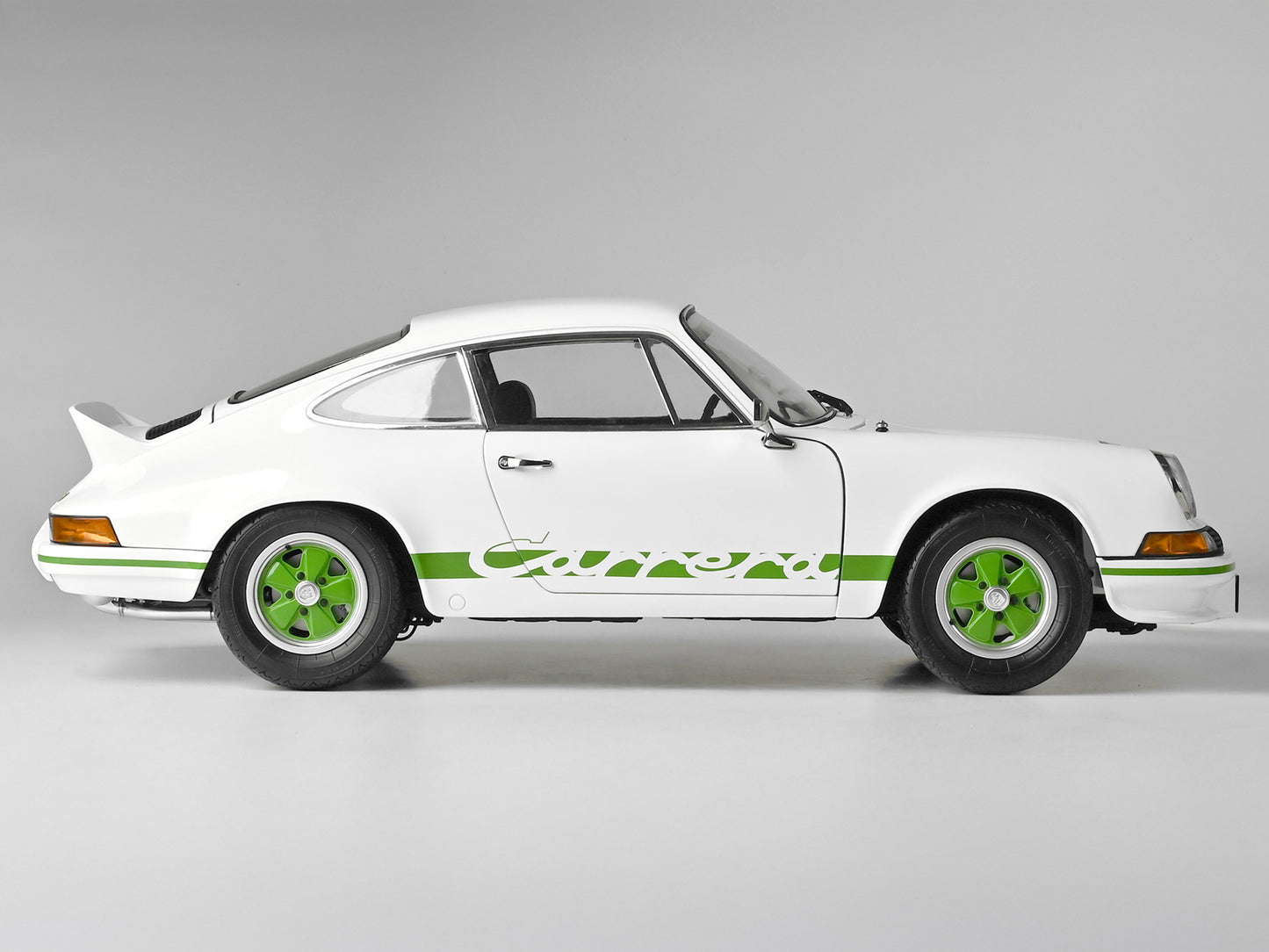 IXO Collections - White Porsche 911 Carsrera RS 2.7 1/8 Scale Metal & Plastic Kit - IXC911FKW