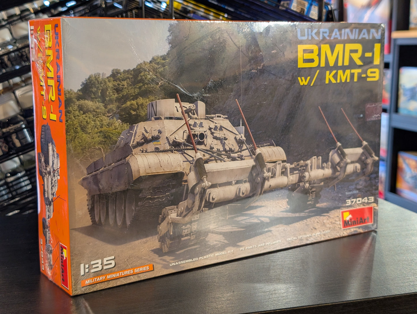 1/35 MiniArt - Ukranian BMR-1 w/KMT-9 37043