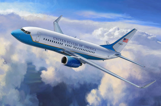 Zvezda 1/144 scale Boeing 737-700 airliner model kit Z7027
